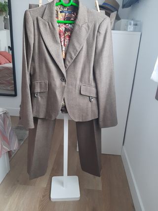 Traje marrón corte fiel talla 44