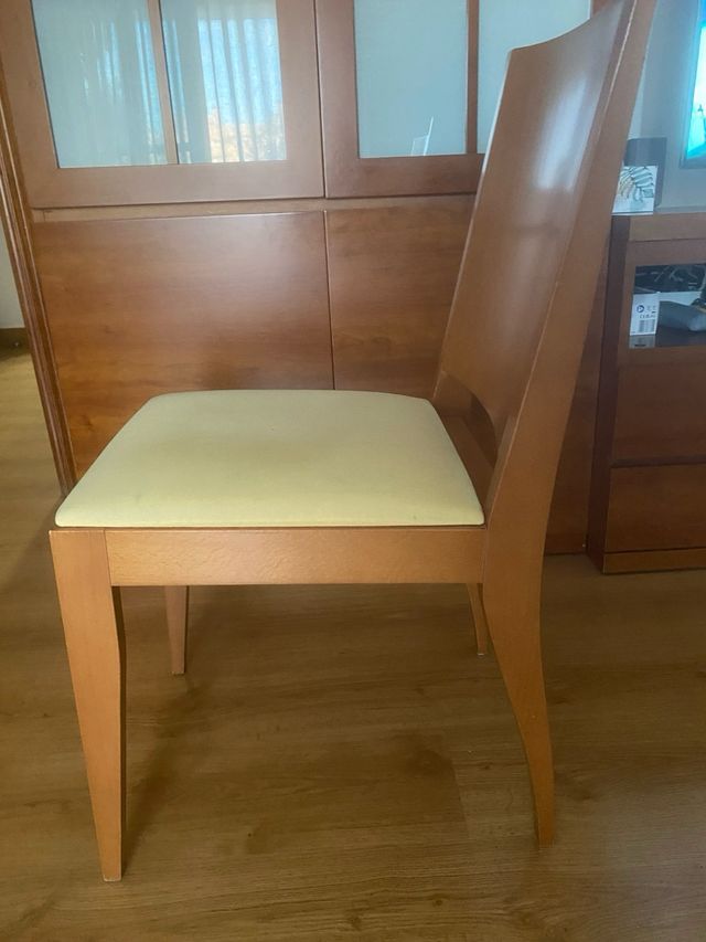 Sillas de salón madera y tela beige . Cuatro silla
