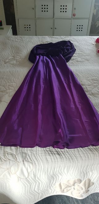 Vestido de fiesta morado con pedrería