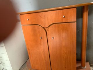 Mueble de madera marrón