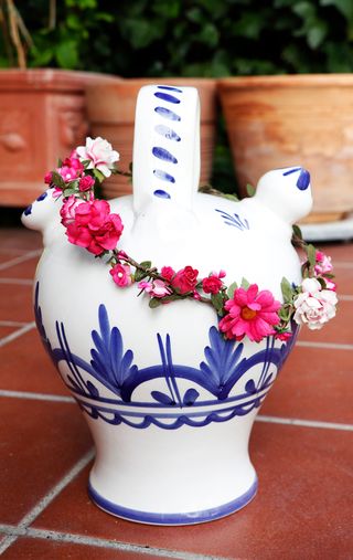 Corona de flores rosa y fucsia