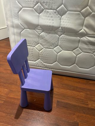 Sillas y mesa infantil Ikea plástico morado