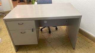 Mesa de oficina gris con cajones