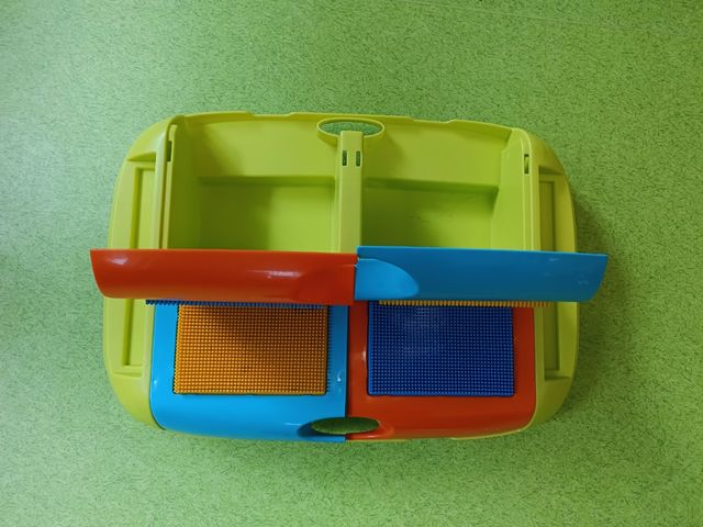 Tavolino costruzioni a pettine colorato