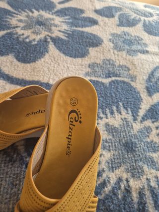 Sandalias muy cómodas en tono mostaza.