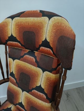 Sillón mecedora tapizado