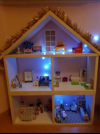 Casita de muñecas de madera