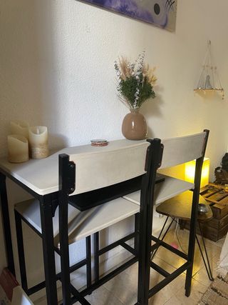 Mesa alta con 2 sillas