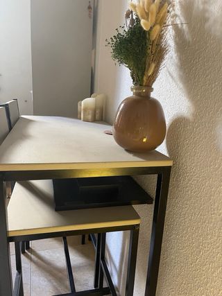 Mesa alta con 2 sillas