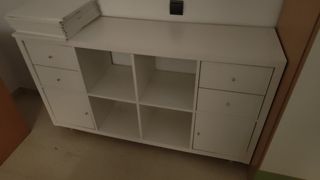 Mueble Kallax Ikea blanco con cajones y puertas