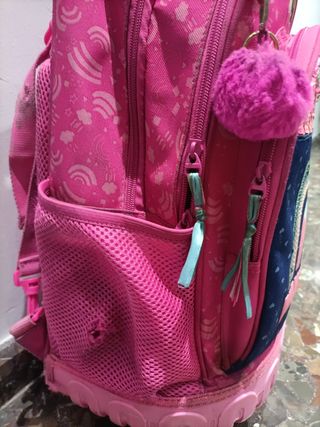 Mochila con ruedas y diseño de arcoíris