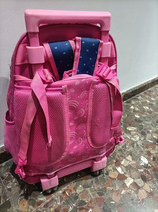 Mochila con ruedas y diseño de arcoíris