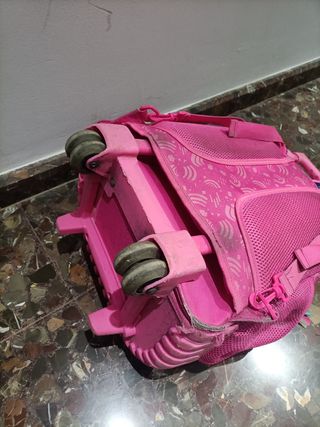 Mochila con ruedas y diseño de arcoíris