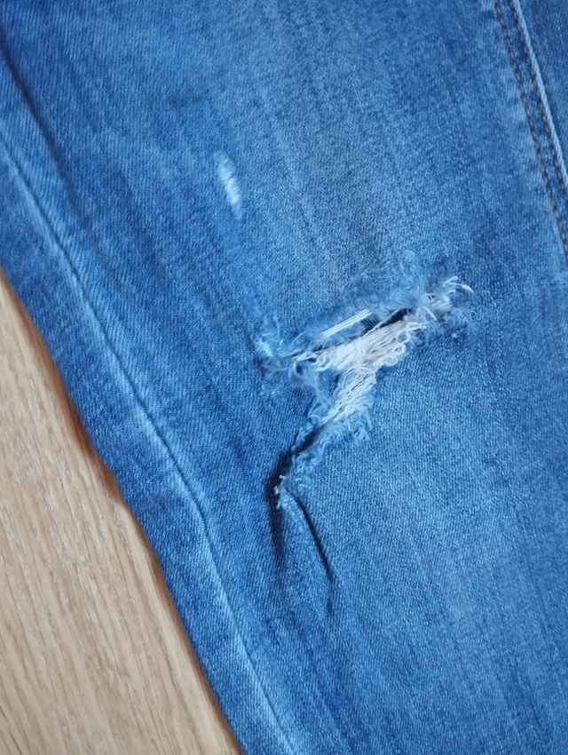 Pantalón skinny azul desgastado