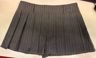Falda pantalón gris con tablas S