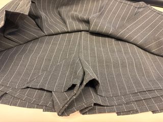 Falda pantalón gris con tablas S