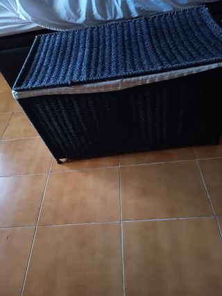 Baúl de mimbre negro, o gris oscuro y beige