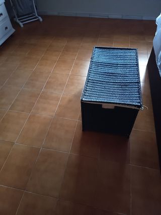 Baúl de mimbre negro, o gris oscuro y beige