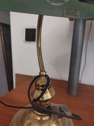 Lámpara de escritorio vintage verde y dorada