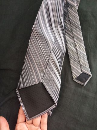 Corbata gris con rayas plateadas bordada