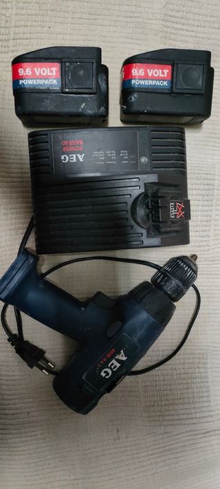 Taladro a batería AEG 9.6V con cargador