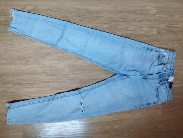 Pantalón skinny azul claro desgastado