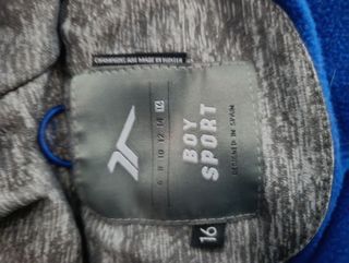 Chaqueta acolchada gris y negra