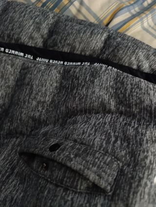 Chaqueta acolchada gris y negra