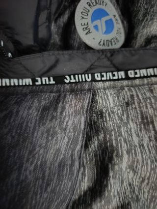 Chaqueta acolchada gris y negra