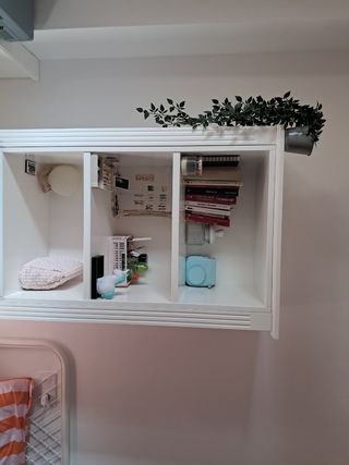 Estantería blanca con cajones.
