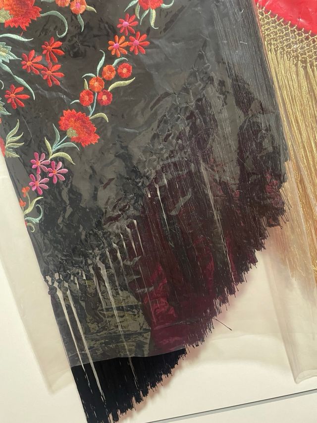 Mantón bordado dorado y rojo