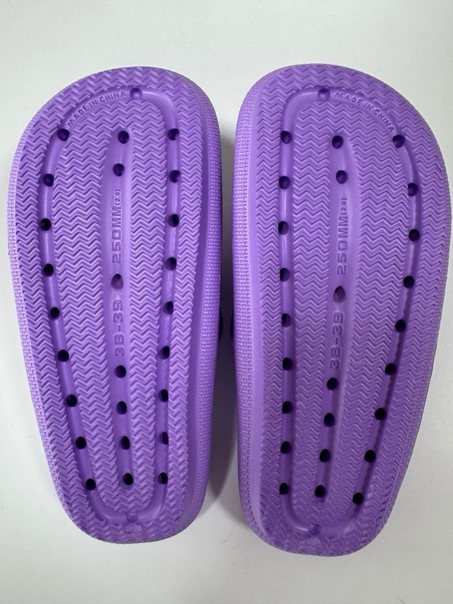 Chanclas moradas mujer