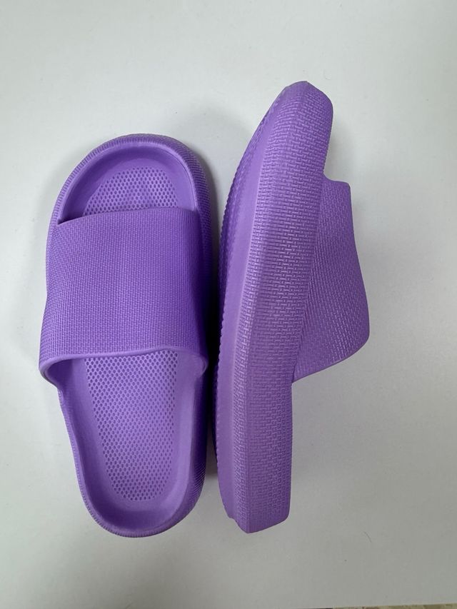 Chanclas moradas mujer