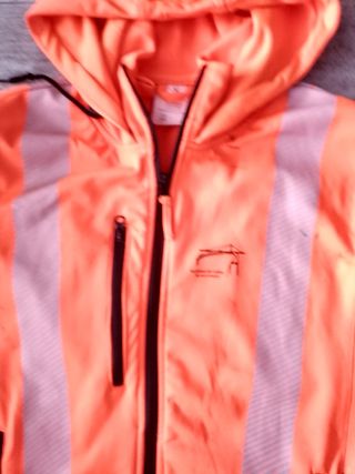 Chaqueta con capucha naranja y negra