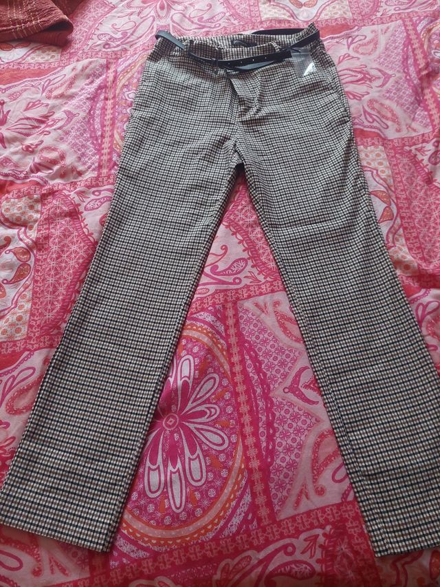 Pantalones Stradivarius , cuadros beige y marrón