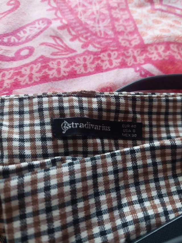 Pantalones Stradivarius , cuadros beige y marrón