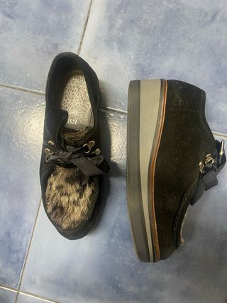 Zapatos negros mujer ante estampado