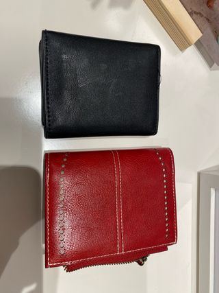 Carteras efecto piel (roja y negra)