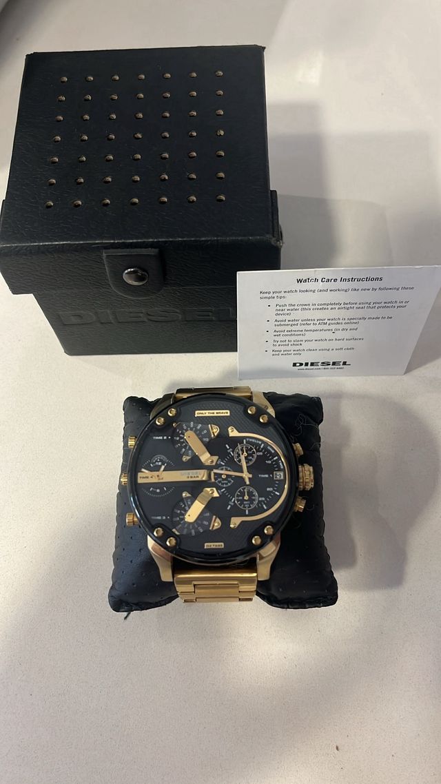 Reloj Diesel Negro y Dorado