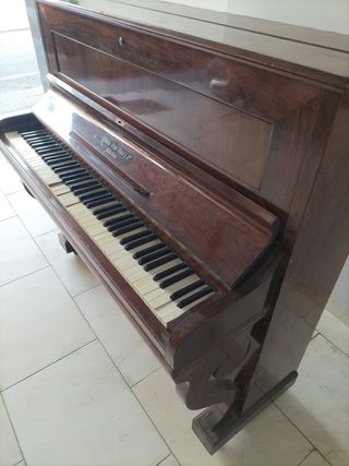 Piano antiguo de pared (precio negociable