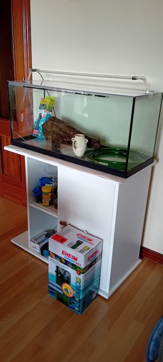 Acuario con mueble blanco