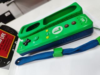 Mando Wii Edición Luigi + Funda Verde