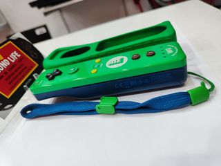 Mando Wii Edición Luigi + Funda Verde