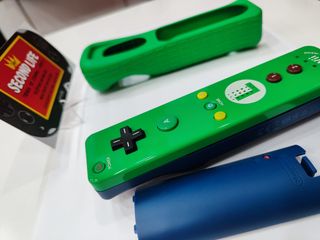 Mando Wii Edición Luigi + Funda Verde