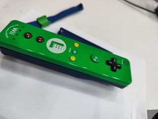 Mando Wii Edición Luigi + Funda Verde