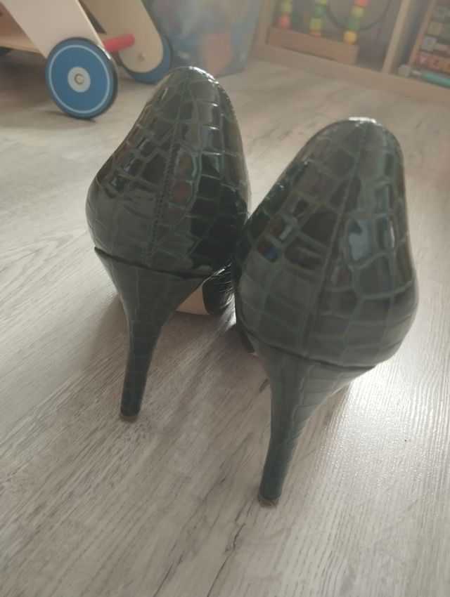 Zapatos tacón verde T. 40 MENBUR