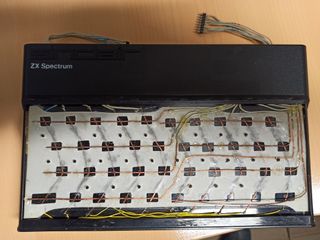 Carcasa ZX Spectrum con teclado cableado.