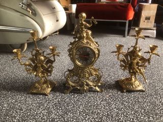 Reloj y candelabros de bronce antiguos