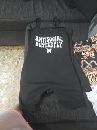 Mono corto negro con ojo místico y vestidos y fald
