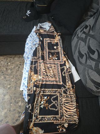 Mono corto negro con ojo místico y vestidos y fald